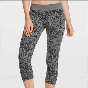 Fabletics Sebastian Seamless Tight capri leggings